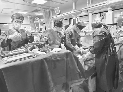 医护人员进行手术